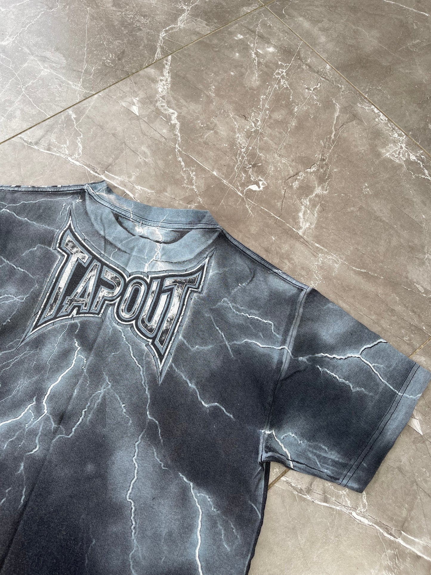 Y2K TAPOUT SHIRT (M)