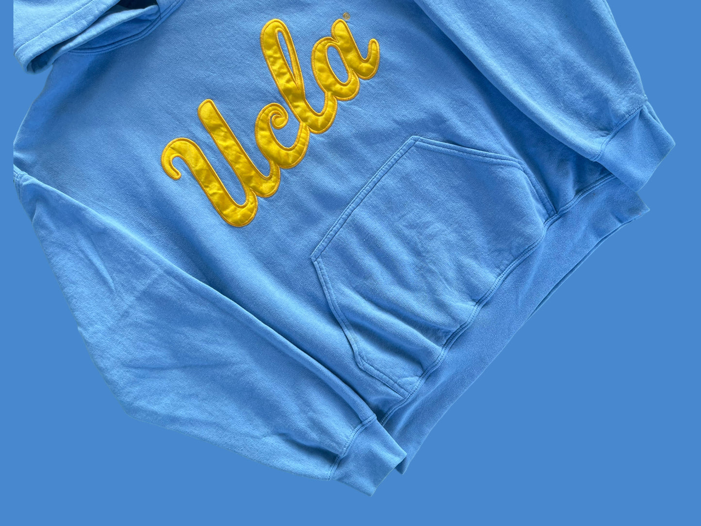 VINTAGE EMBROIDERED UCLA HOODIE (M)