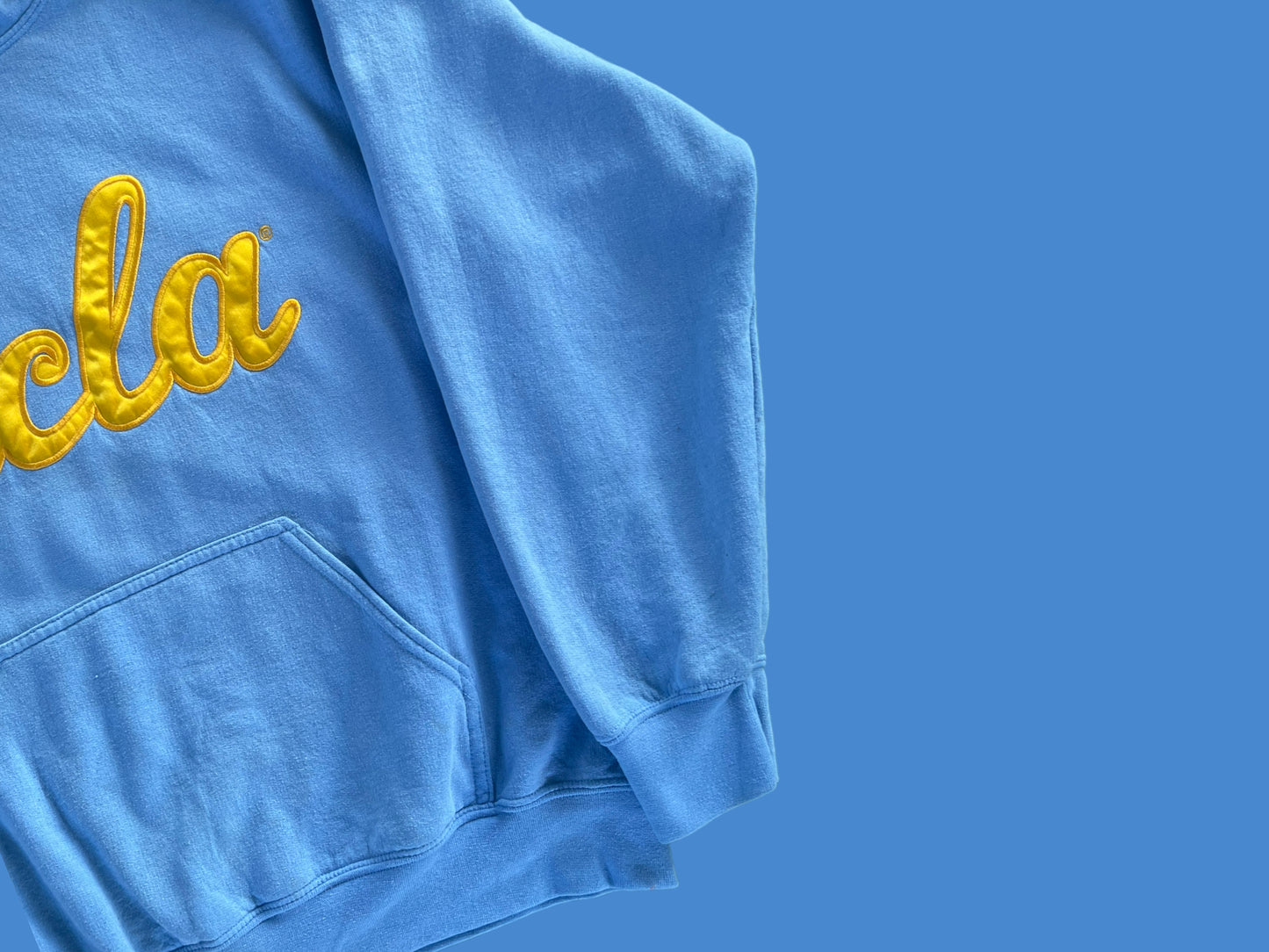 VINTAGE EMBROIDERED UCLA HOODIE (M)