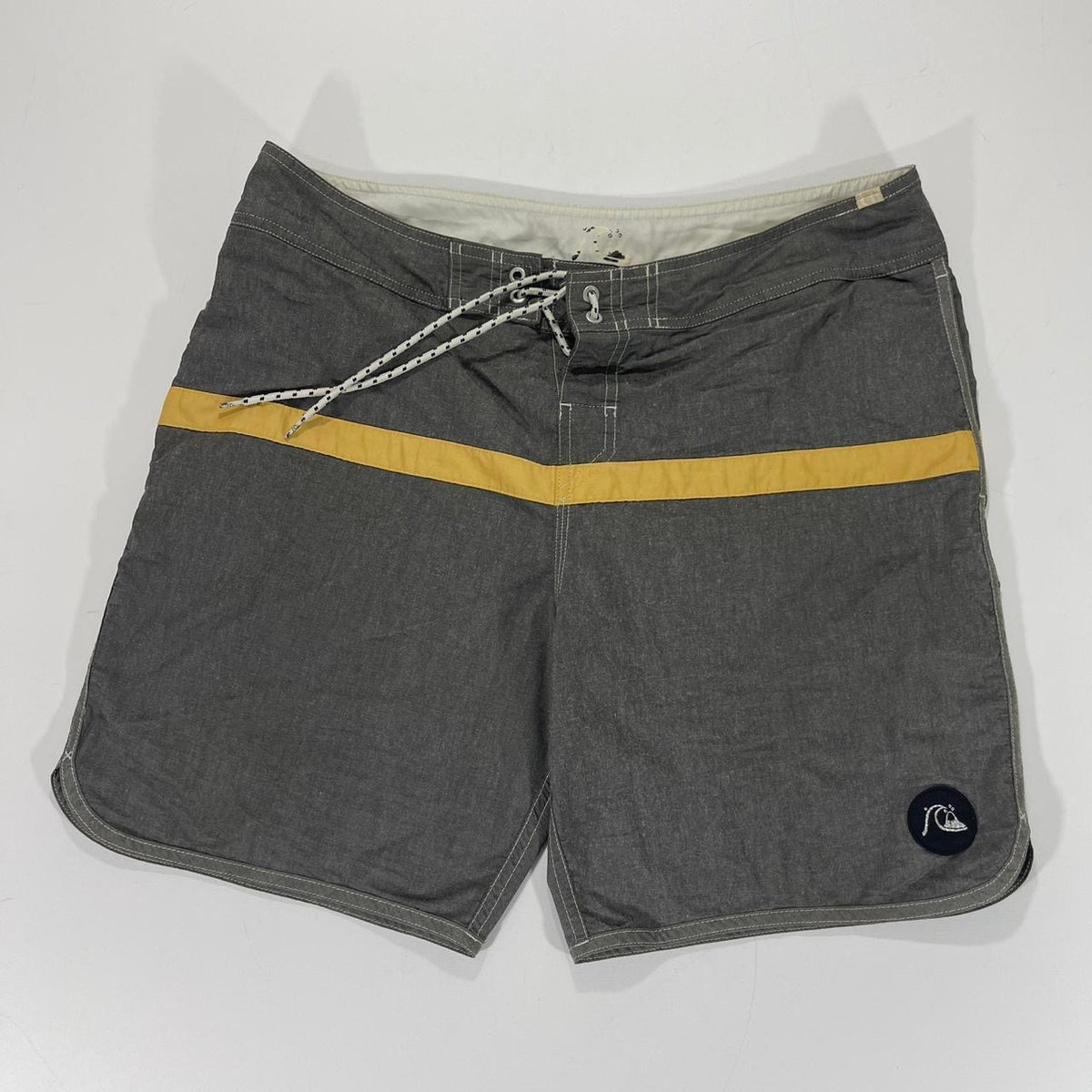 QUIKSILVER GREY BOARD SHORTS (34)
