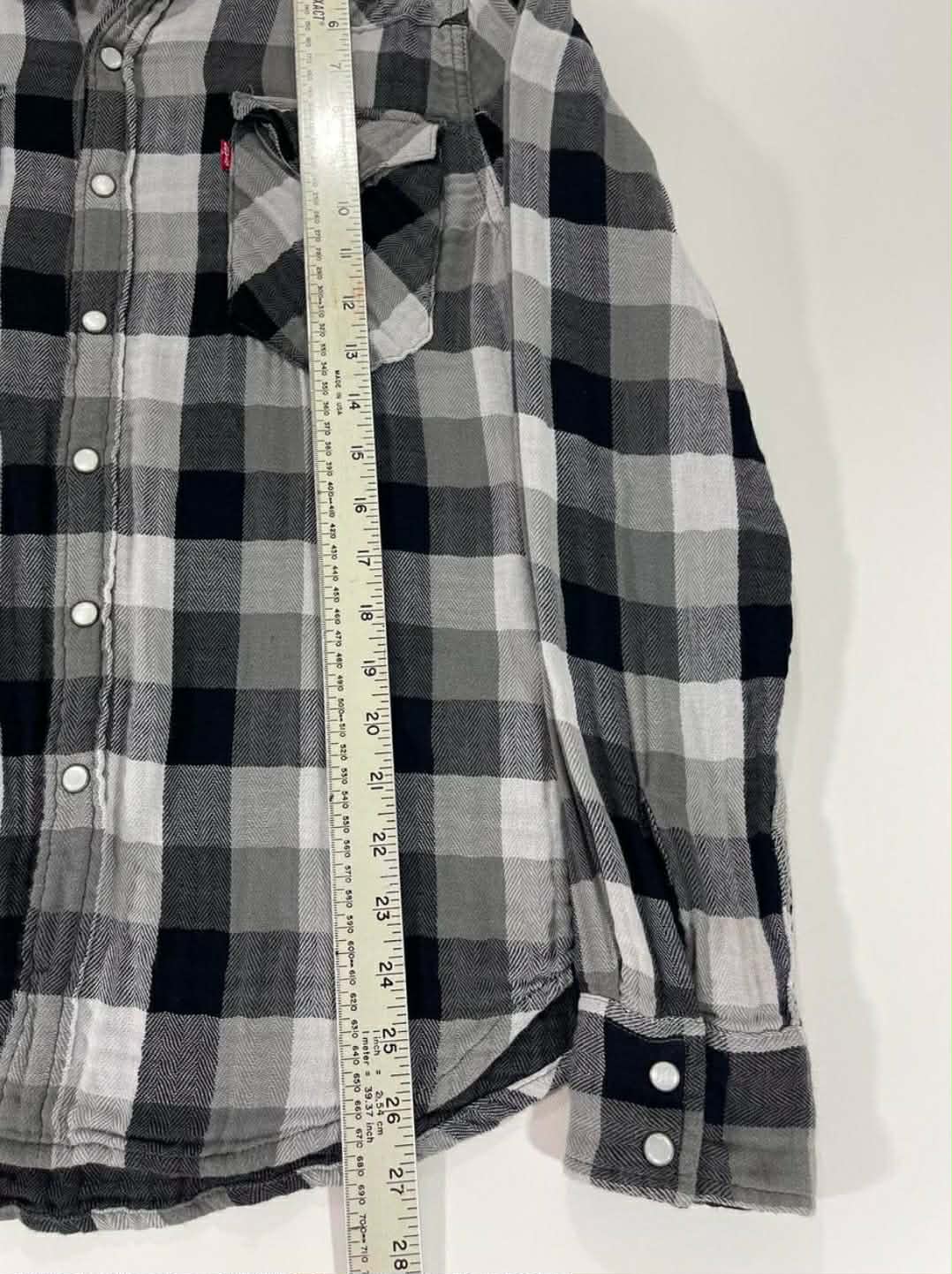 VINTAGE LEVI'S BLACK & WHITE PLAID BUTTON-UP SHIRT (M)