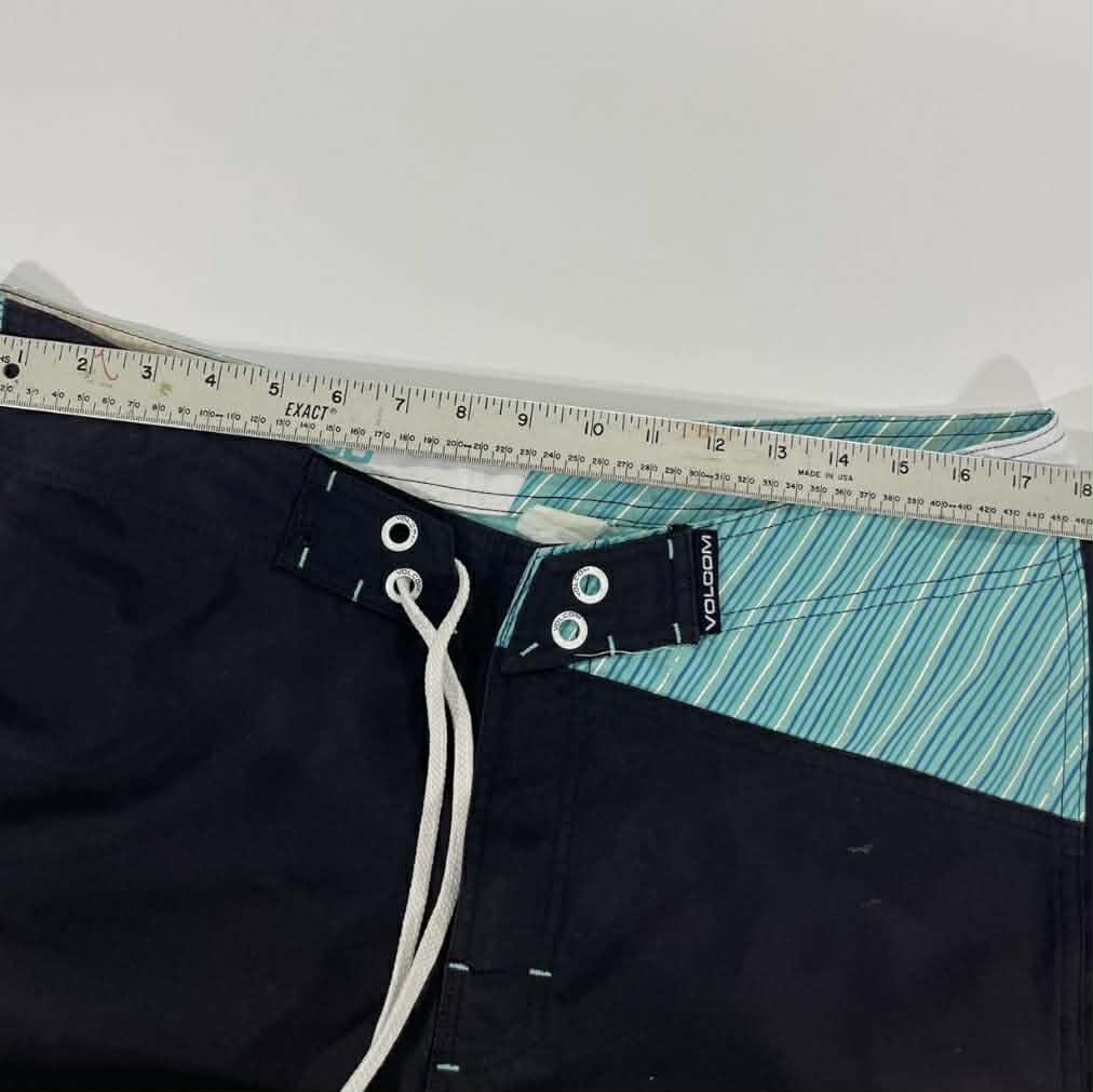 Y2K VOLCOM BLACK AND BLUE STRIPED BOARD SHORT (34)