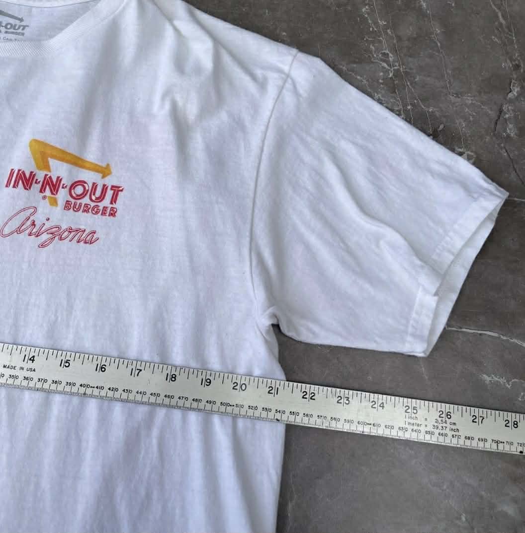 VINTAGE IN-N-OUT BURGER WHITE COTTOM T-SHIRT WITH CAR GRAPHIC (L)