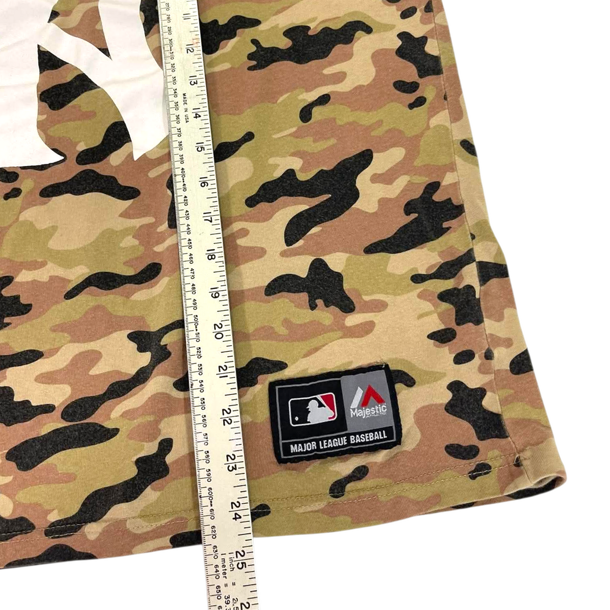 MLB YANKEES CAMO T-SHIRT (L, CROPPED FIT)