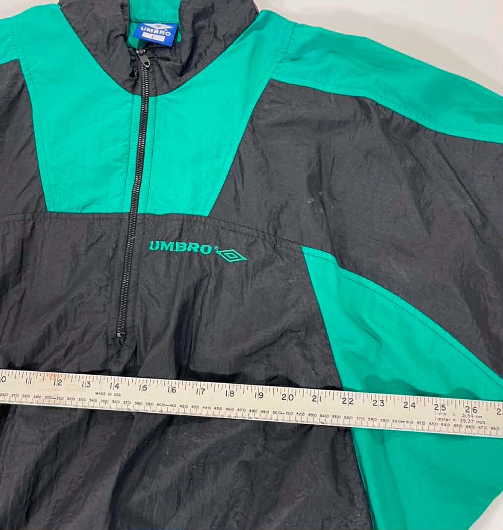 VINTAGE UMBRO BLACK & GREEN WINDBREAKER JACKET (L-XL)