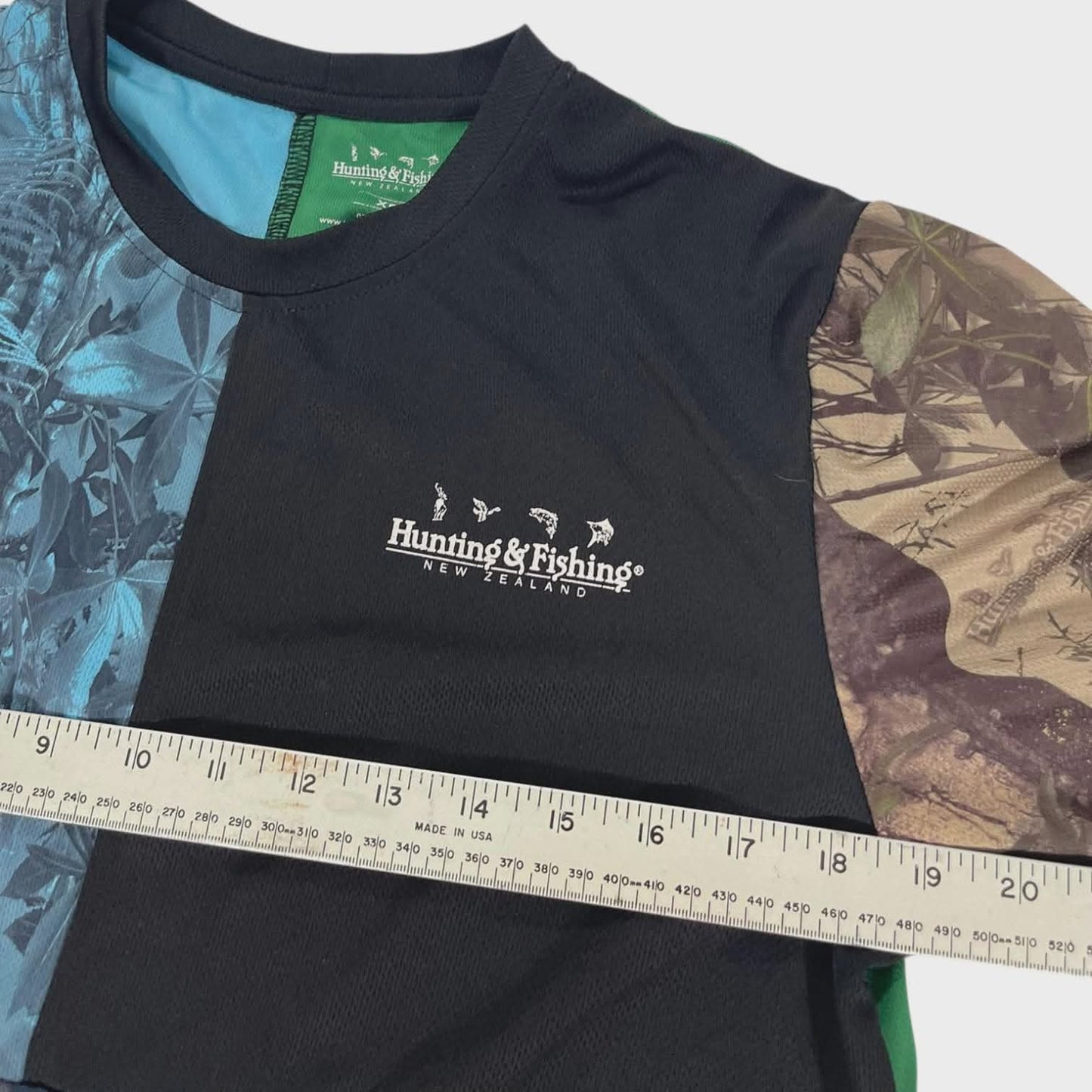 HUNTING & FISHING NEW ZEALAND MULTICOLIURED TEE (S-M)