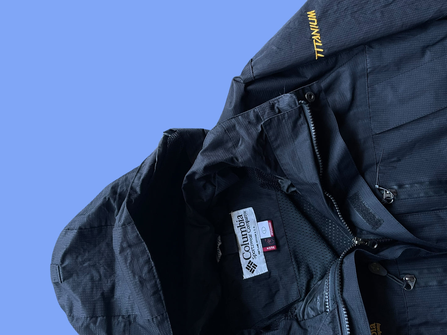 COLUMBIA OMNI TECH WATERPROOF JACKET (L)