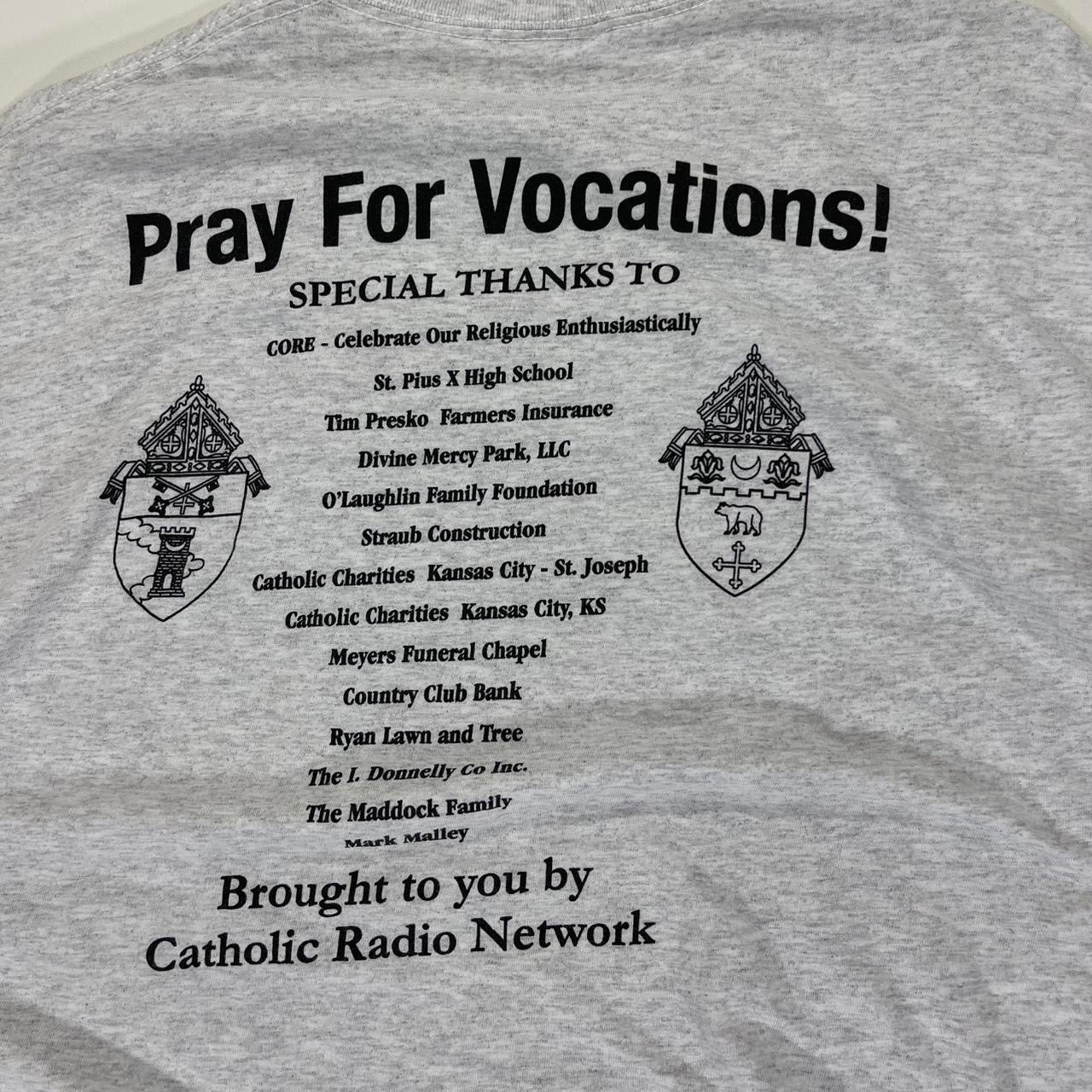 GREY PITCHING PRIESTS CATHOLIC RADIO NETWORK TEE (XL)
