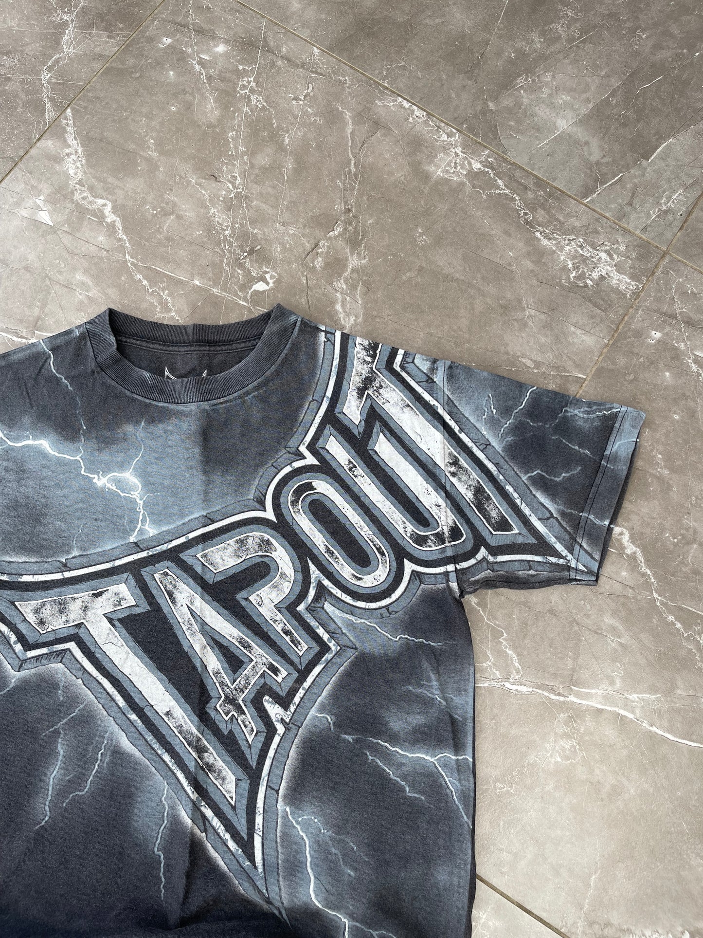 Y2K TAPOUT SHIRT (M)