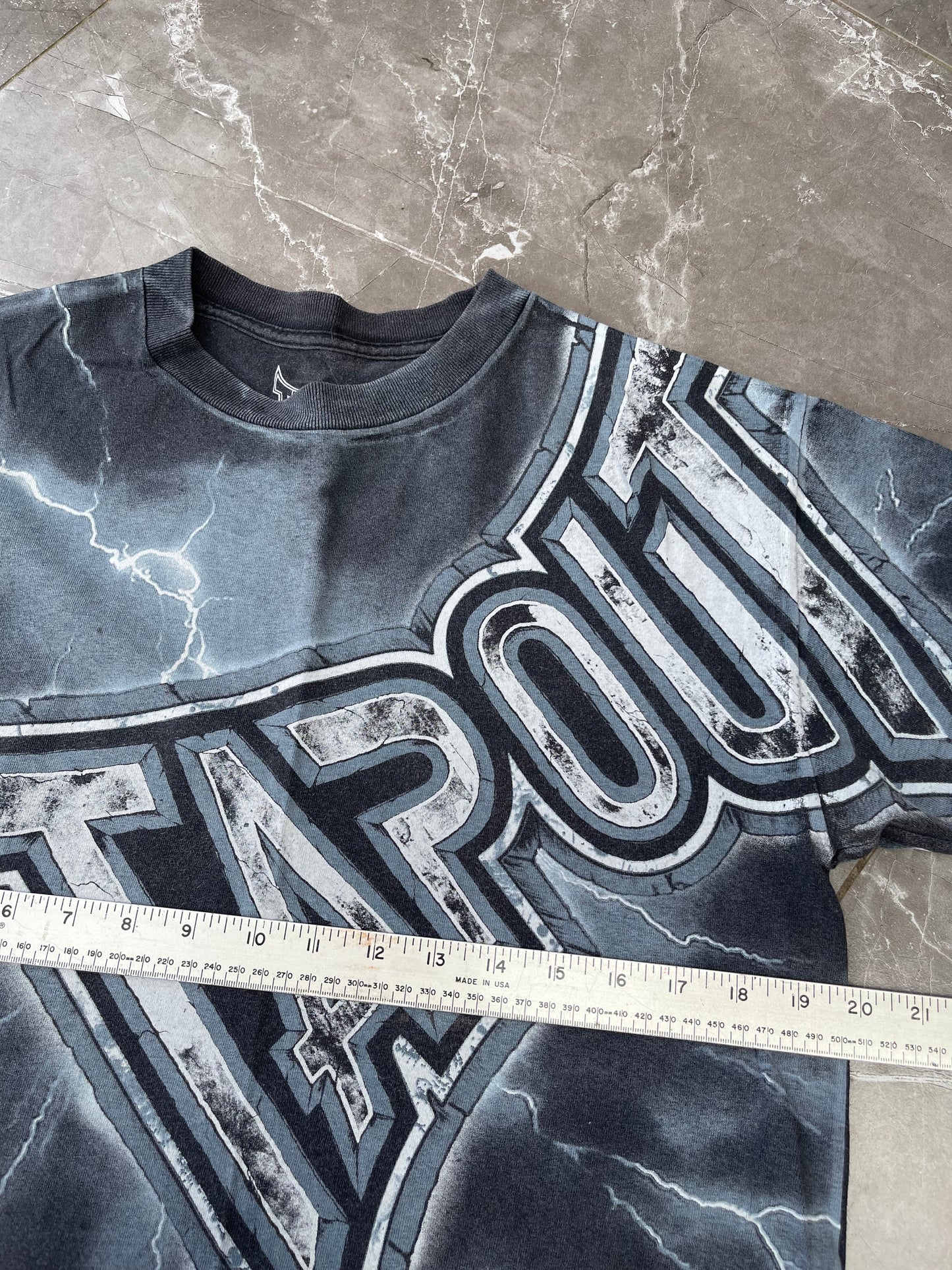 Y2K TAPOUT SHIRT (M)