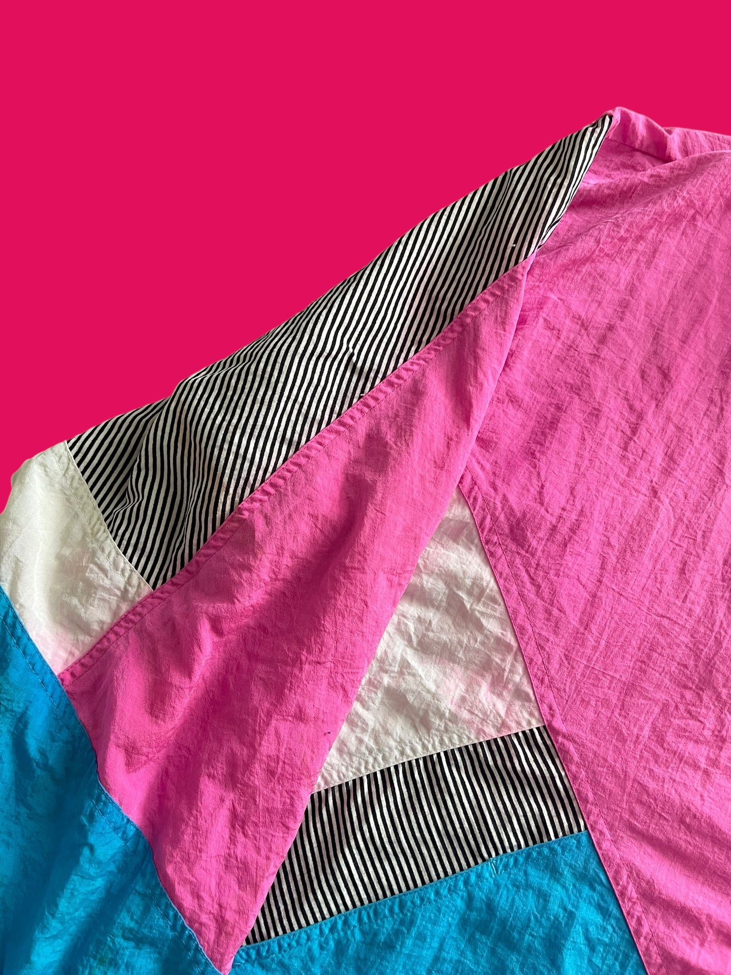 VINTAGE 90s WINDBREAKER (M TO L)