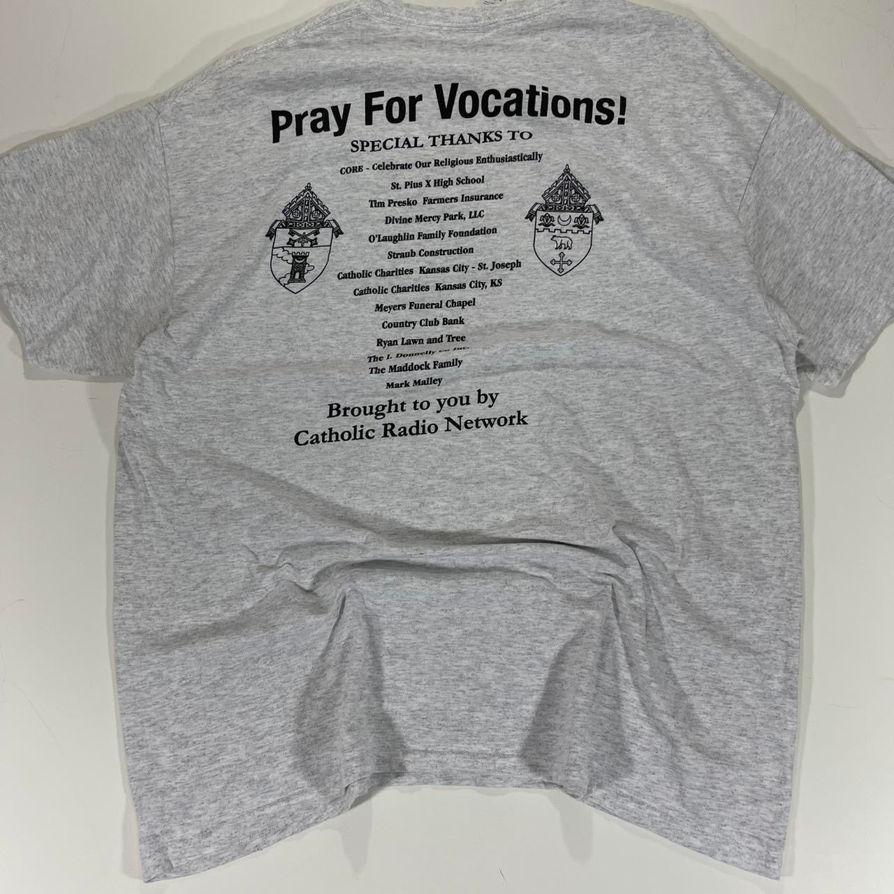 GREY PITCHING PRIESTS CATHOLIC RADIO NETWORK TEE (XL)