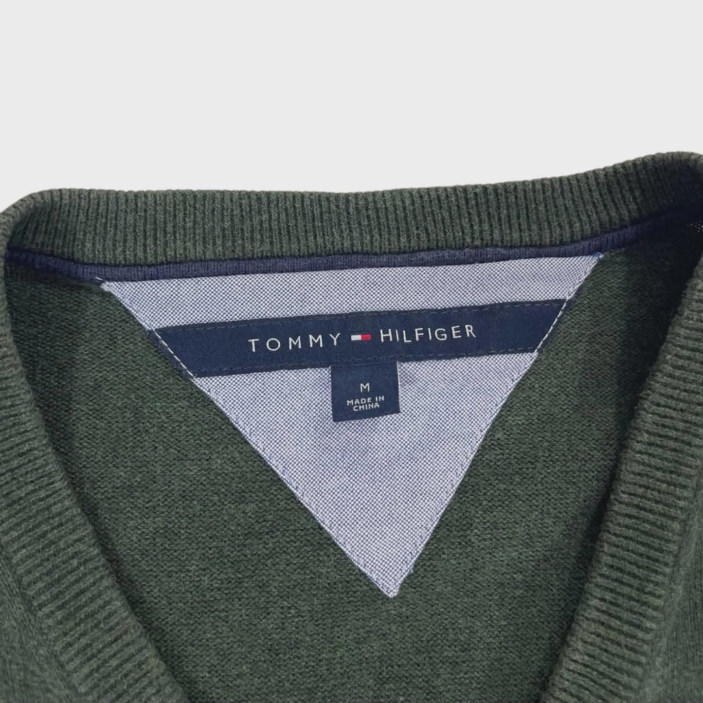 TOMMY HILFIGER GREEN V-NECK SWEATER (M)