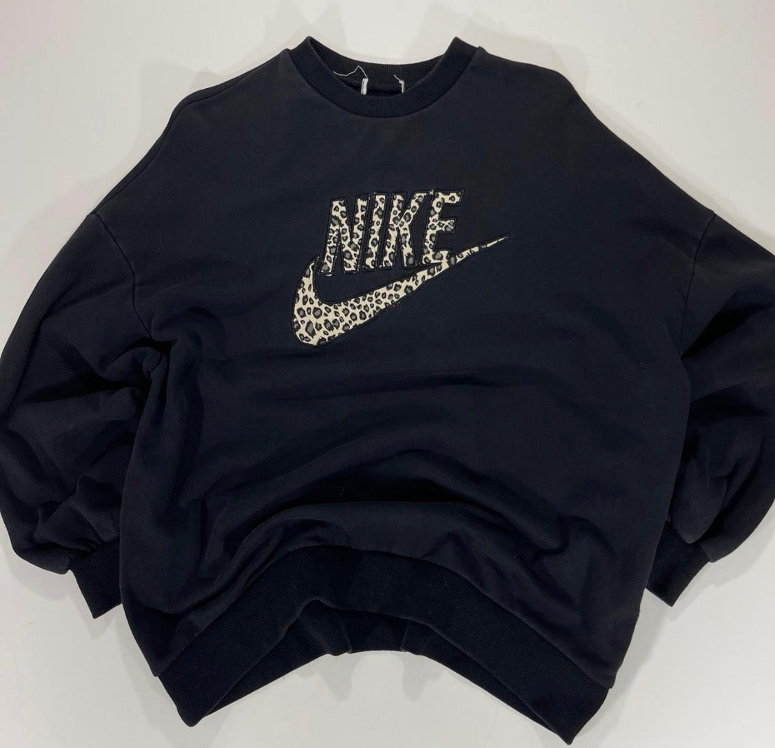 VINTAGE BL NIKE BLACK LEOPARD PRINT CREWNECK SWEATSHIRT (M)