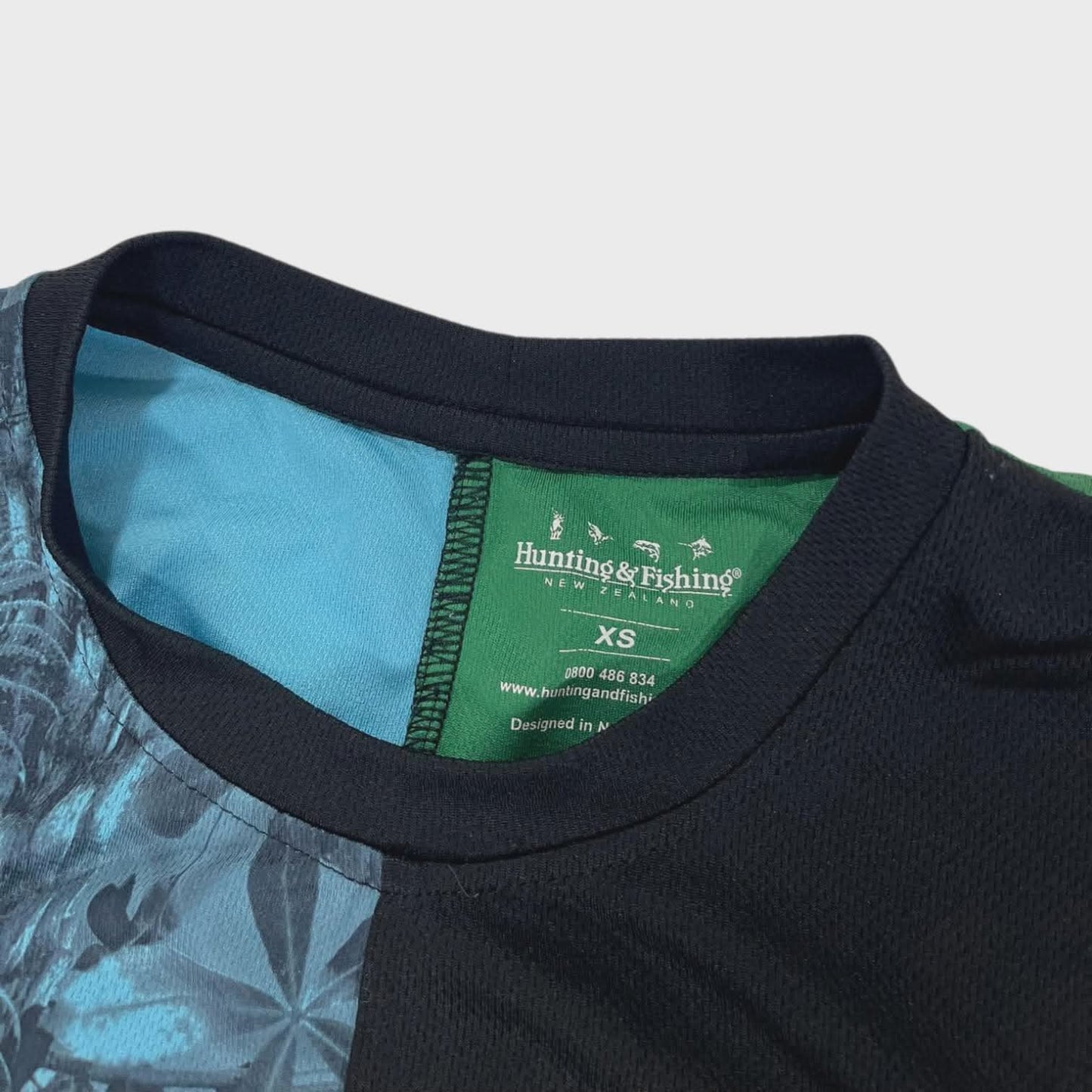 HUNTING & FISHING NEW ZEALAND MULTICOLIURED TEE (S-M)