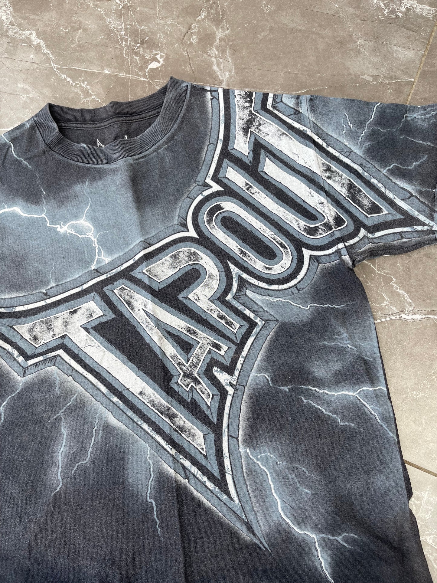 Y2K TAPOUT SHIRT (M)