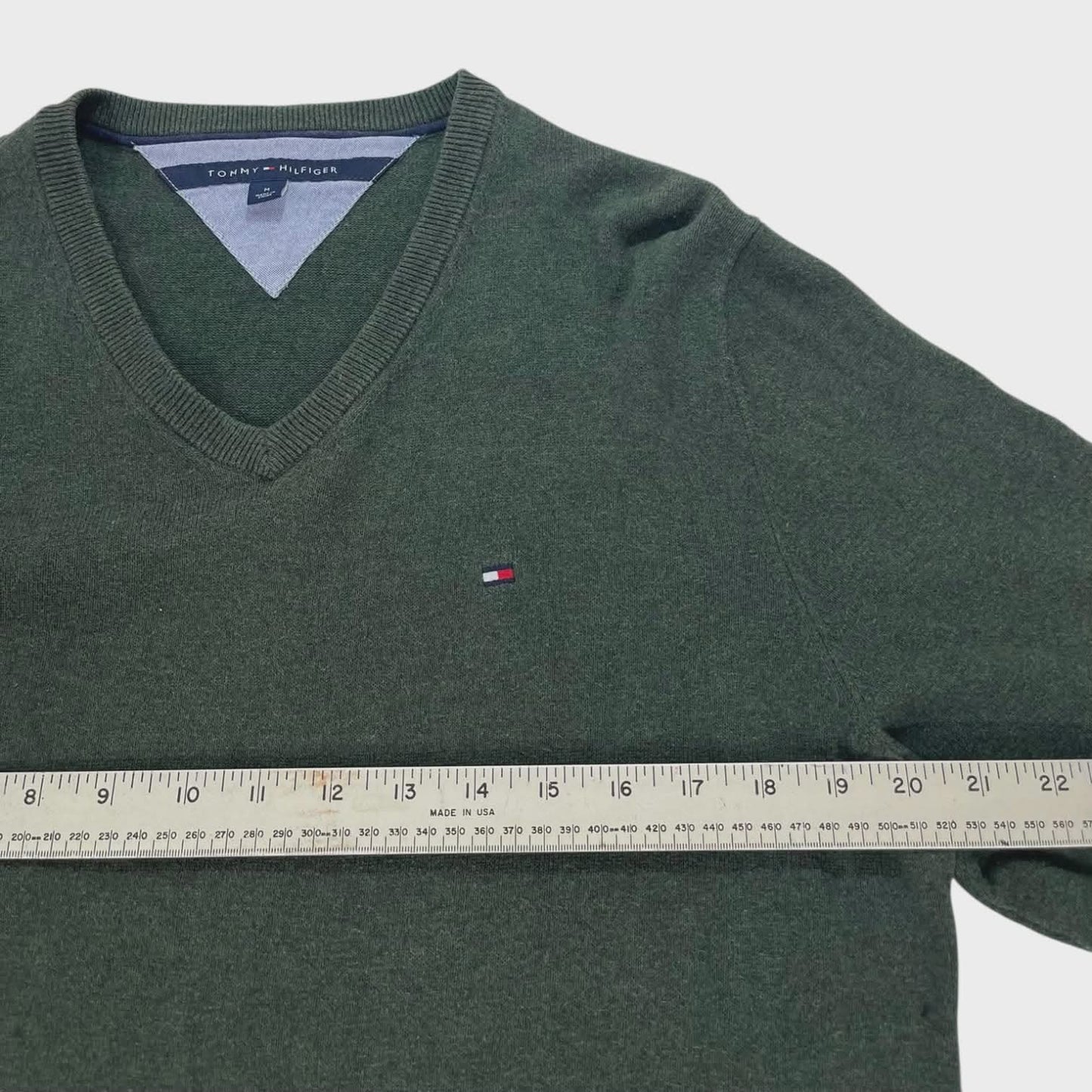 TOMMY HILFIGER GREEN V-NECK SWEATER (M)