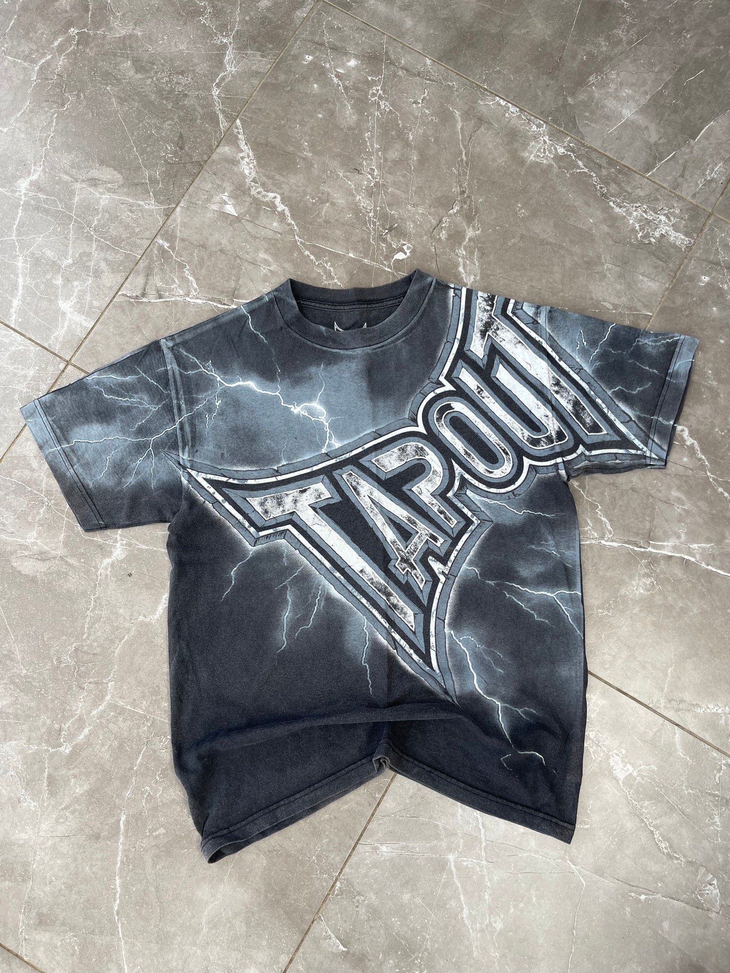 Y2K TAPOUT SHIRT (M)
