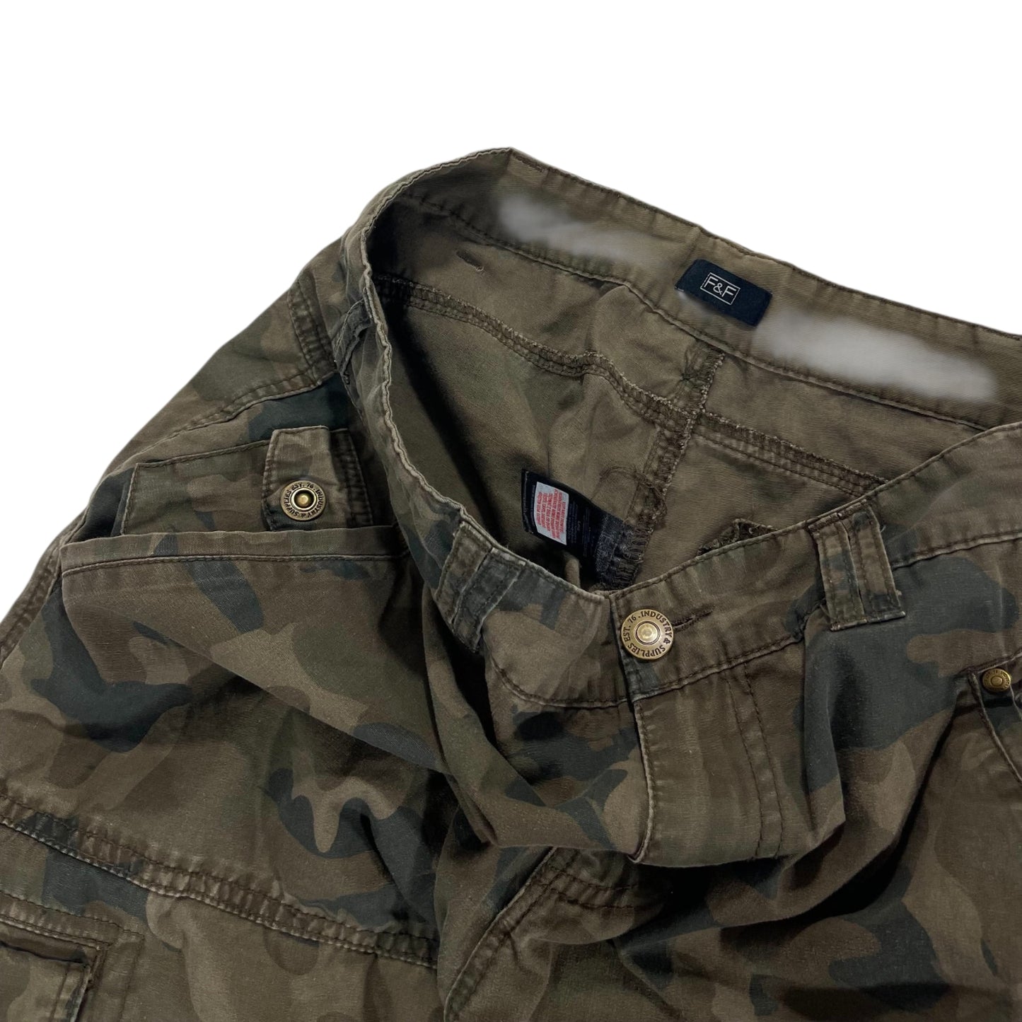 VINTAGE F&F CAMO CARGO PANTS (32")