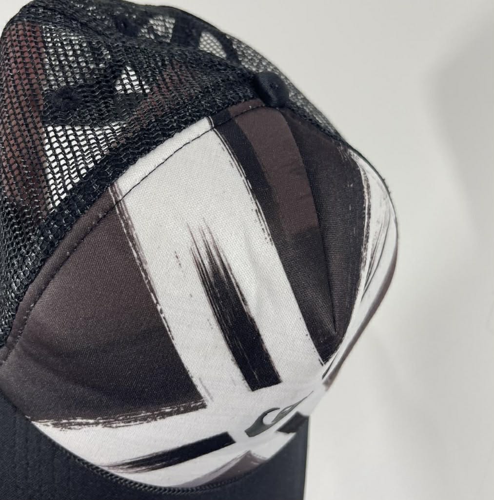 QUIKSILVER BLACK AND WHITE TRUCKER HAT