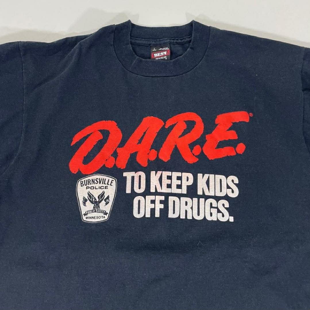 VINTAGE SINGLE STITCHED DARE TO KEEP KIDS OFF DRUGS NAVY T-SHIRT (L)