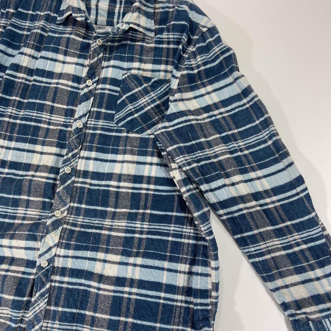 Y2K NAVY BLUE AND WHITE PLAID FLANNEL SHIRT (L)