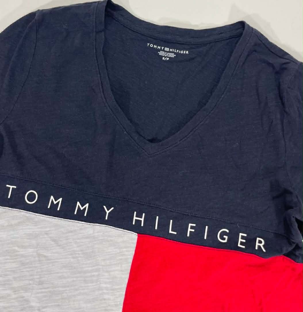 TOMMY HILFIGER RED & BLUE V-NECK T-SHIRT (S-M)