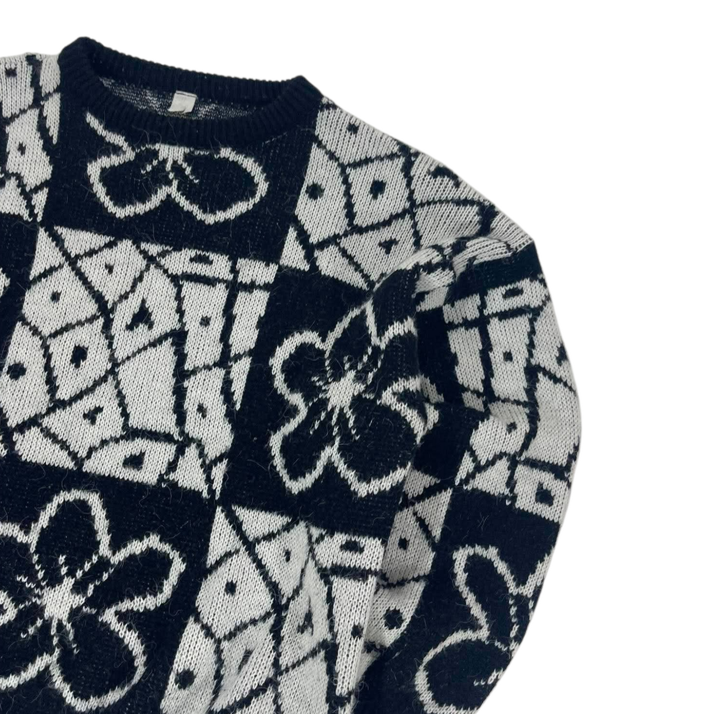 BLACK AND WHITE FLORAL PATTERNED SWEATER (M-L)