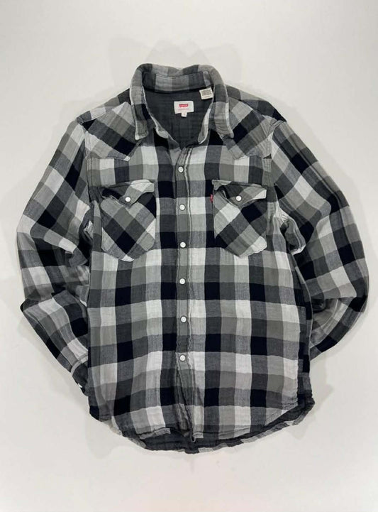 VINTAGE LEVI'S BLACK & WHITE PLAID BUTTON-UP SHIRT (M)