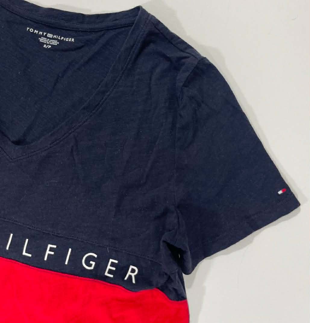 TOMMY HILFIGER RED & BLUE V-NECK T-SHIRT (S-M)