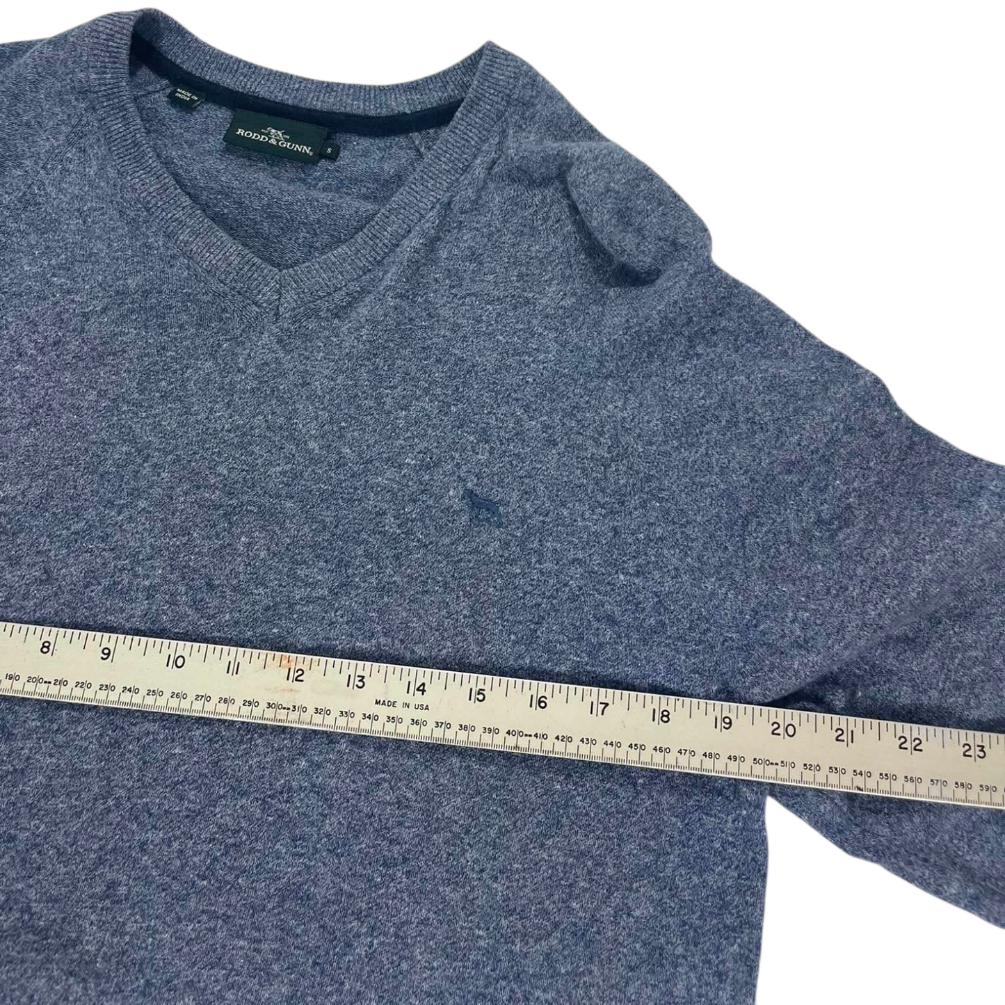 GREY RODD & GUNN V-NECK JUMPER (M)