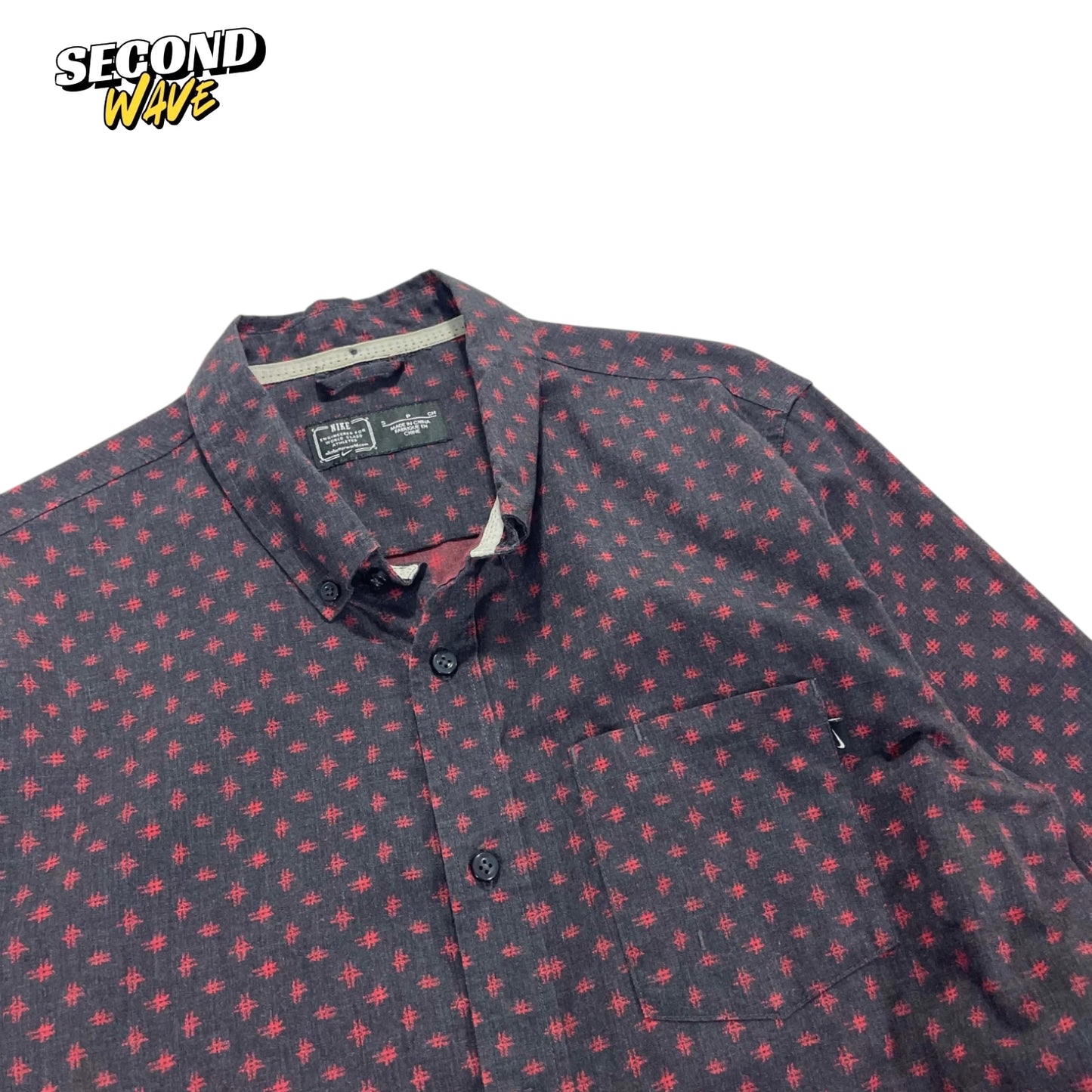 VINTAGE NIKE BLACK & RED BUTTON UP SHIRT (S)