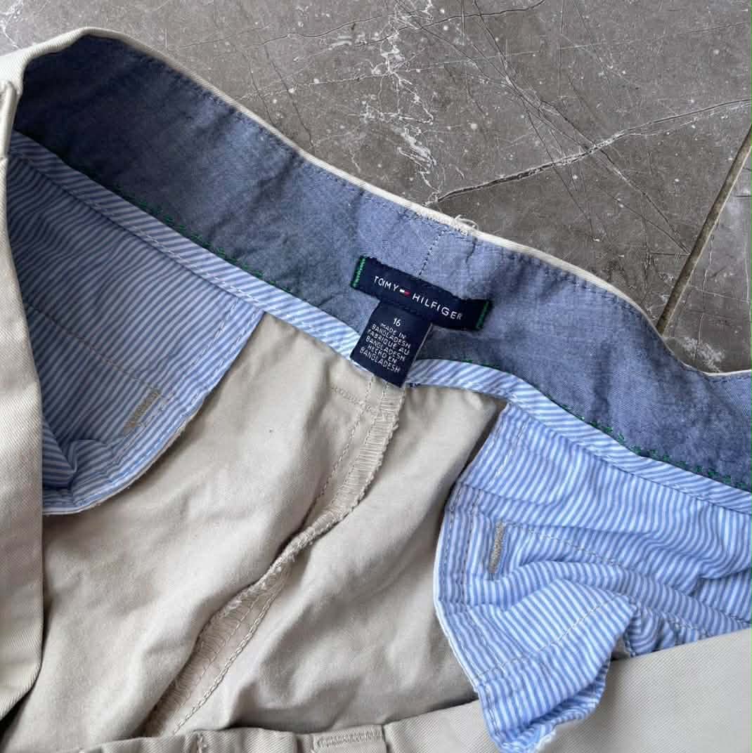 TOMMY HILFIGER TAN CHINO SHORTS (16)