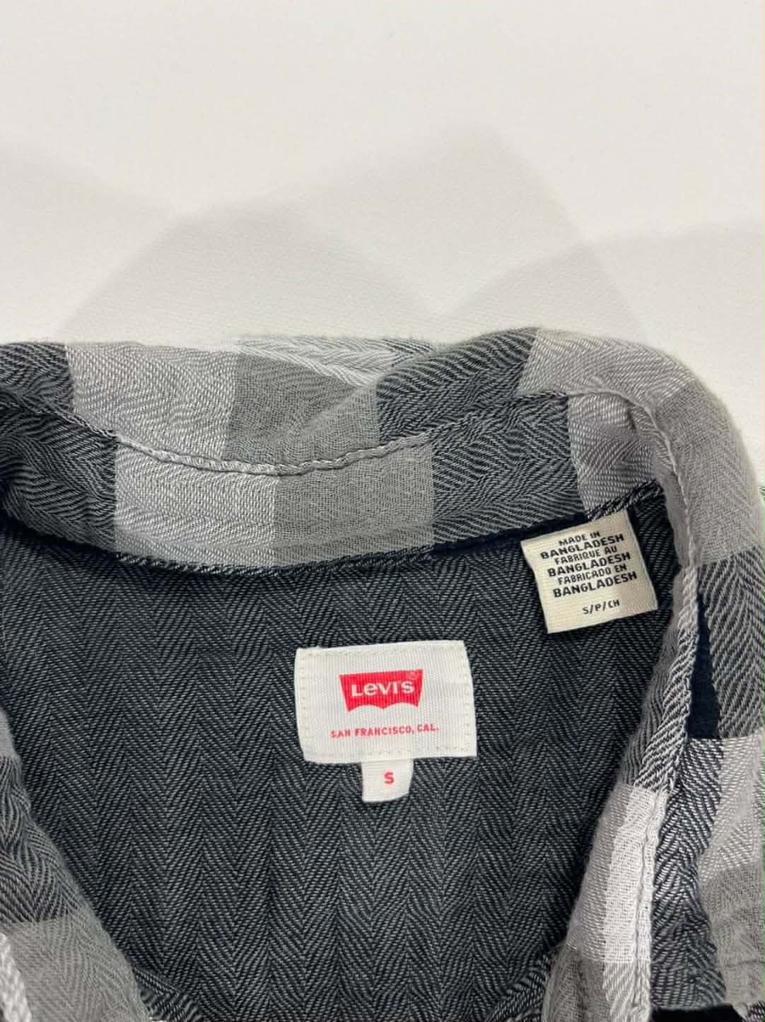 VINTAGE LEVI'S BLACK & WHITE PLAID BUTTON-UP SHIRT (M)