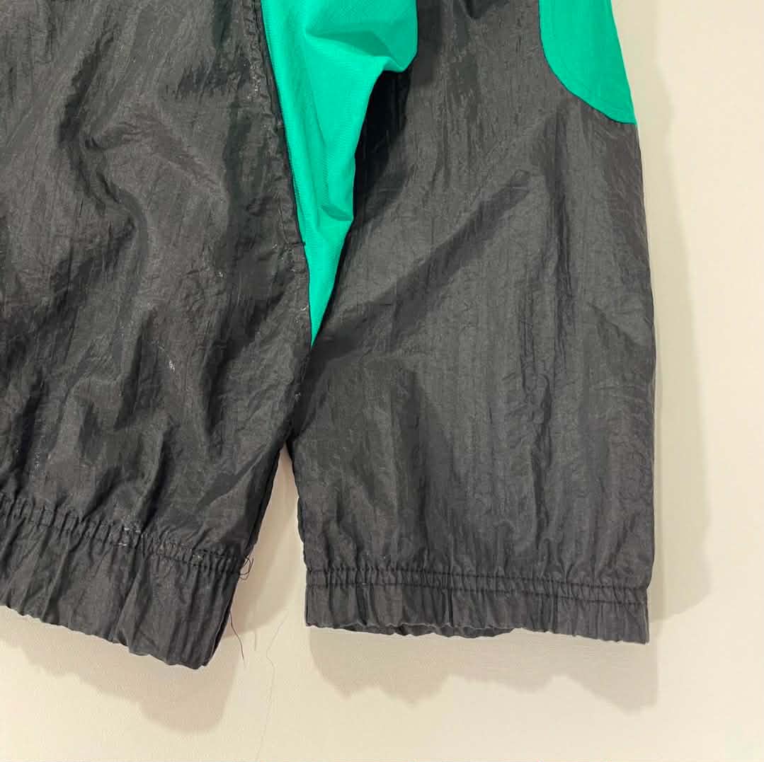 VINTAGE UMBRO BLACK & GREEN WINDBREAKER JACKET (L-XL)