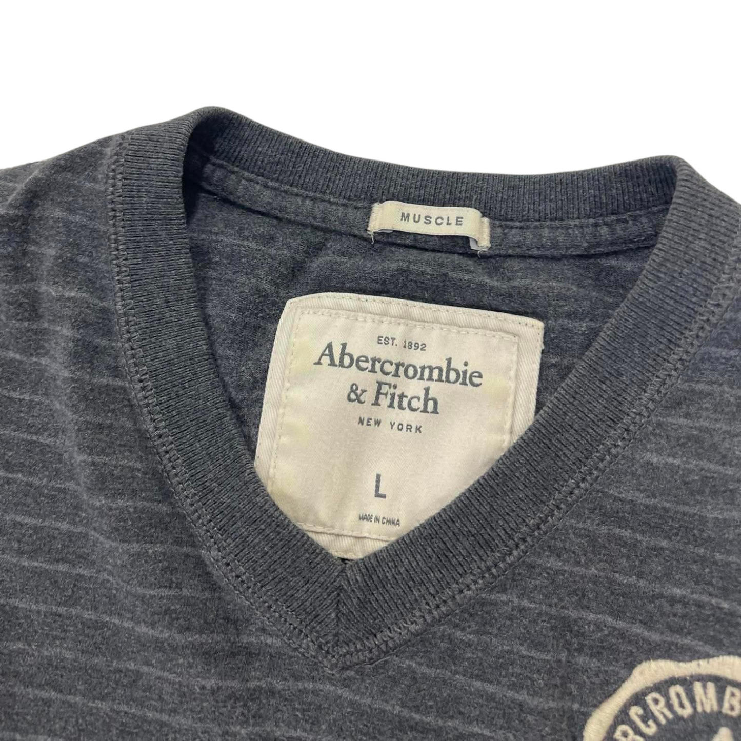 ABERCROMBIE & FITCH V-NECK T-SHIRT (BEST FIT M)