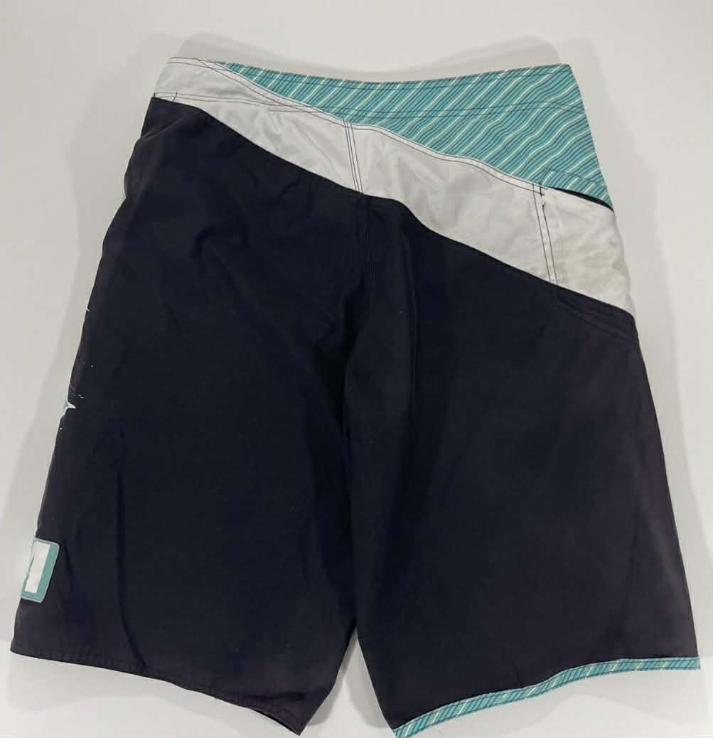 Y2K VOLCOM BLACK AND BLUE STRIPED BOARD SHORT (34)