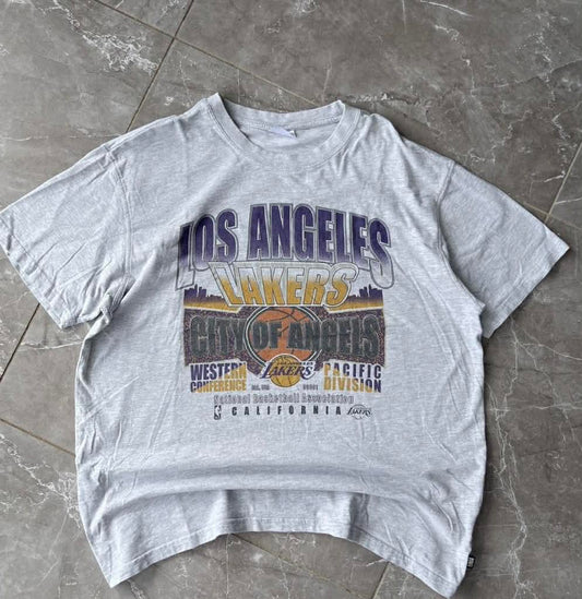 90s LOS ANGELES LAKERS GREY GRAPHIC TEE (L)