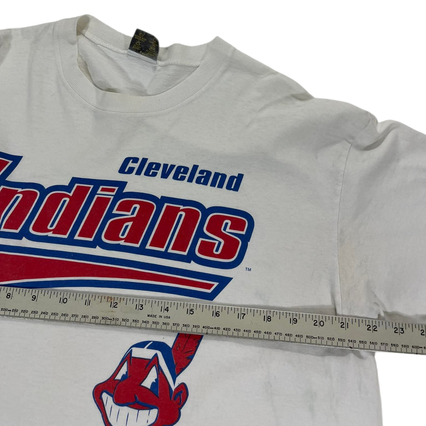 CLEVELAND INDIANS WHITE COTTON T-SHIRT (L-XL)