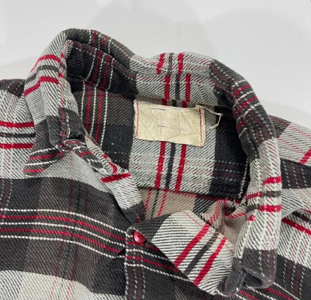 VINTAGE HEAVY MATERIAL RED AND GREY PLAID BUTTON UP SHIRT (L-XL)