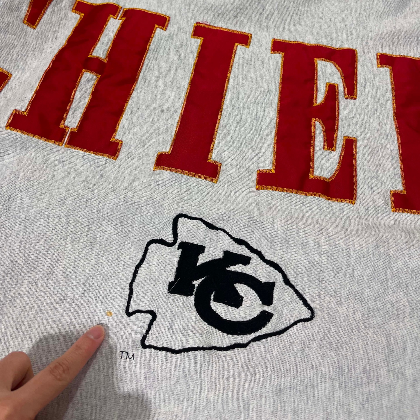 VINTAGE EMBROIDERED SPELLOUT NFL KANSAS CITY CHIEFS GRAY CREWNECK (XL)