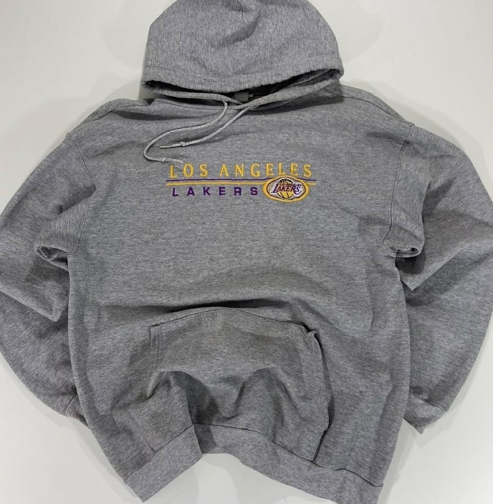 VINTAGE GREY LOS ANGELES LAKERS HOODIE WITH EMBROIDERED LOGO (M)