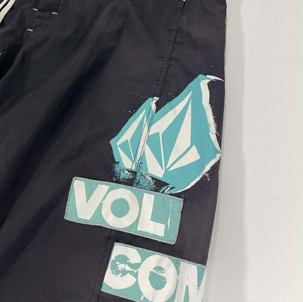 Y2K VOLCOM BLACK AND BLUE STRIPED BOARD SHORT (34)