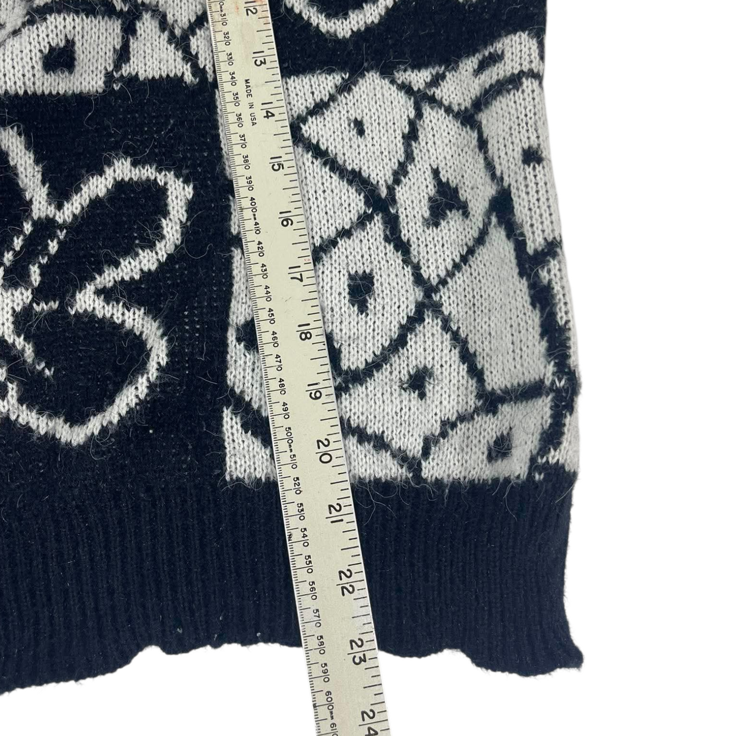 BLACK AND WHITE FLORAL PATTERNED SWEATER (M-L)