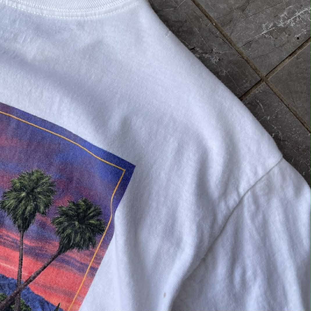 VINTAGE IN-N-OUT BURGER WHITE COTTOM T-SHIRT WITH CAR GRAPHIC (L)