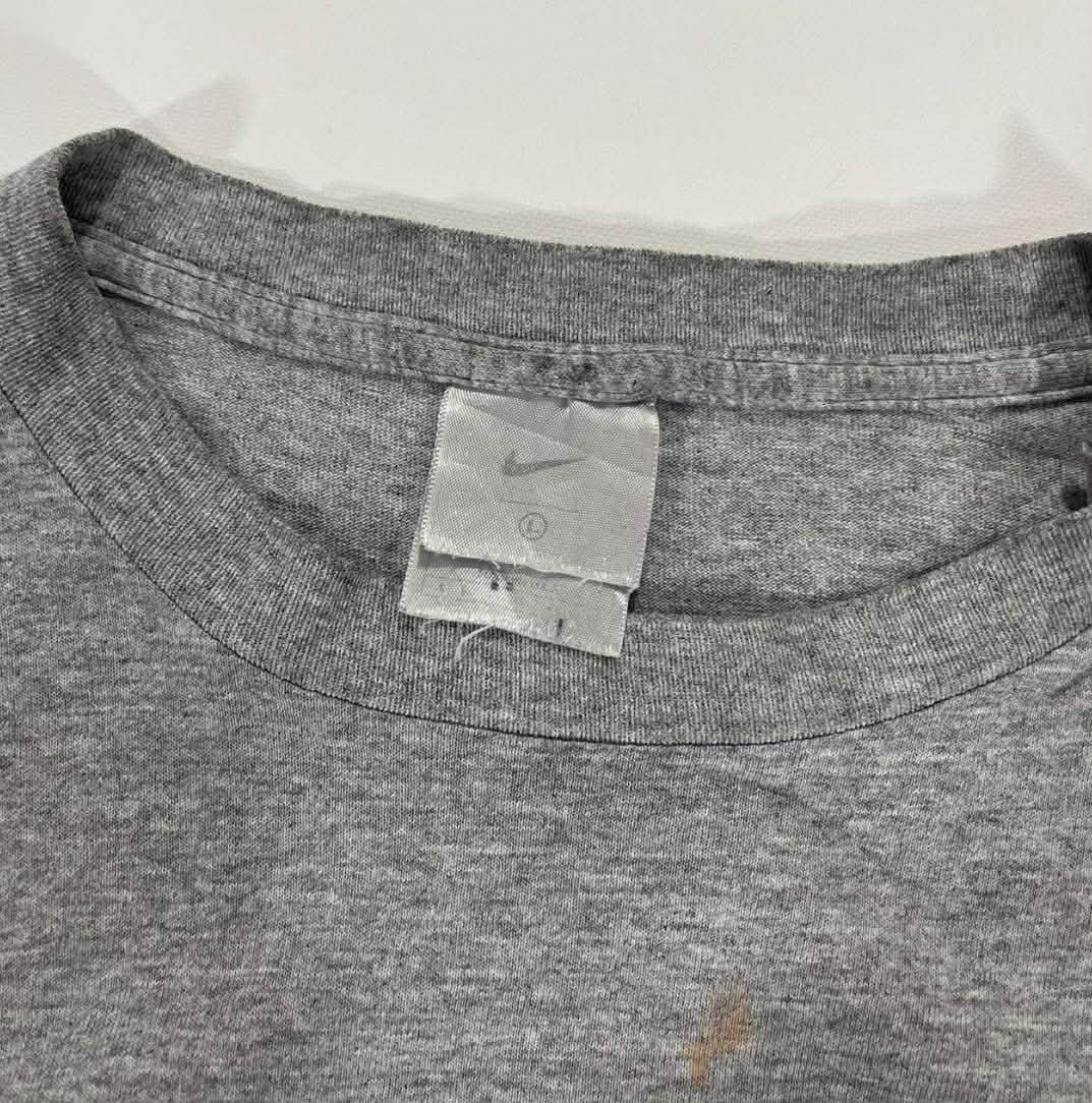 VINTAGE NIKE GREY COTTON T-SHIRT WITH BLUE SWOOSH (L)