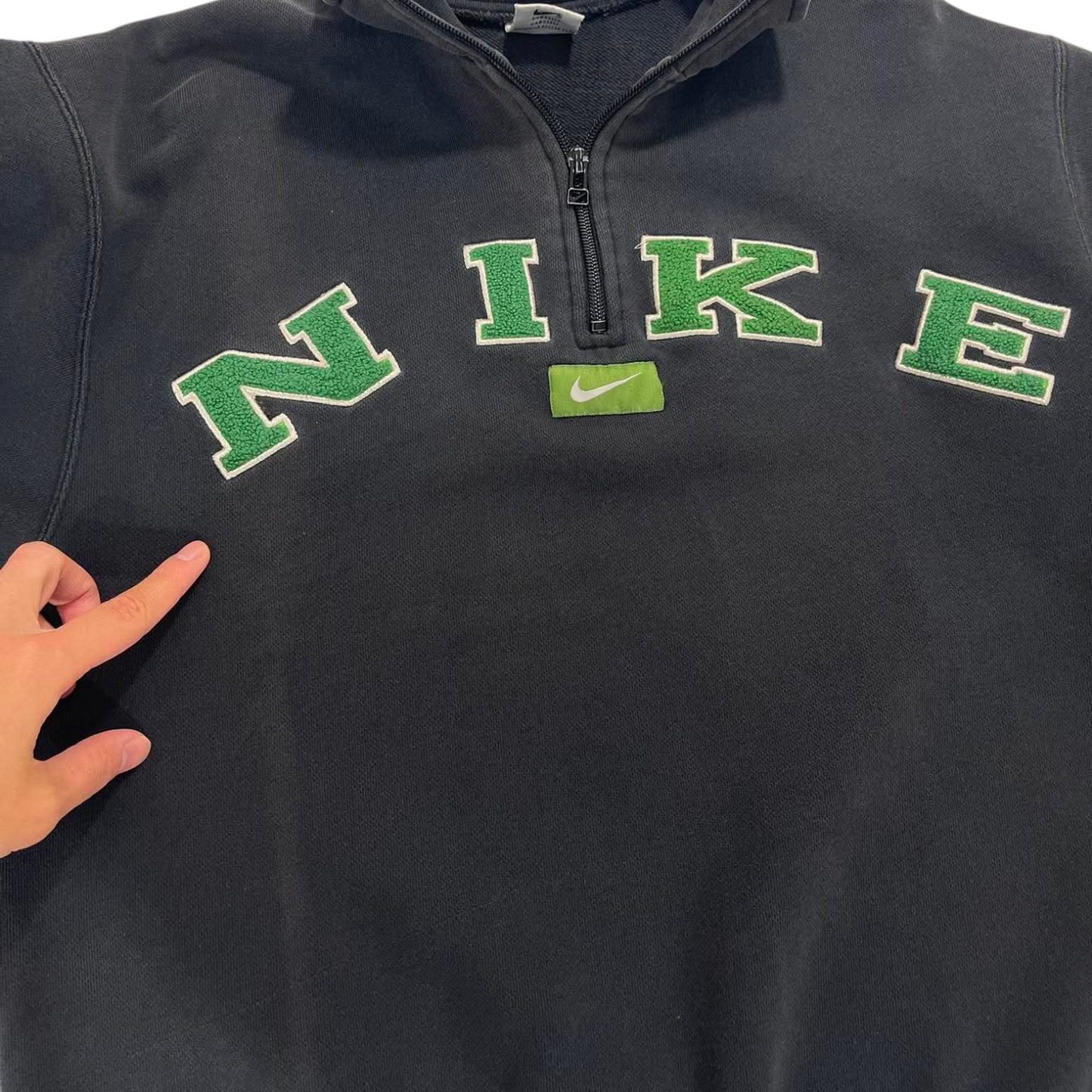 VINTAGE NIKE BLACK QUARTER ZIP SWEATSHIRT (S-M)