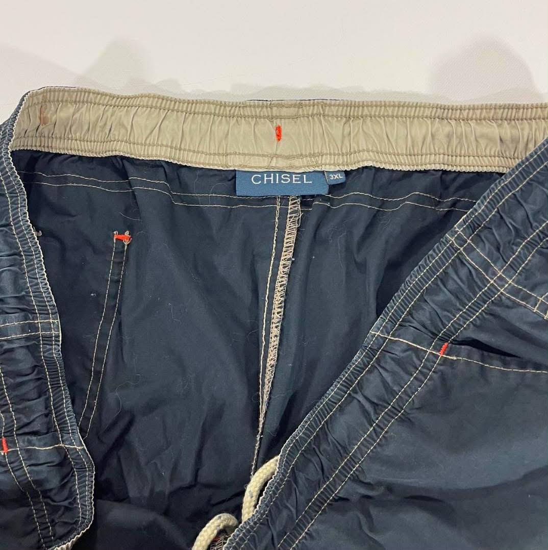 VINTAGE CHISEL NAVY BLUE CARGO SHORTS WITH ADJUSTABLE WAIST AND POCKETS (40)