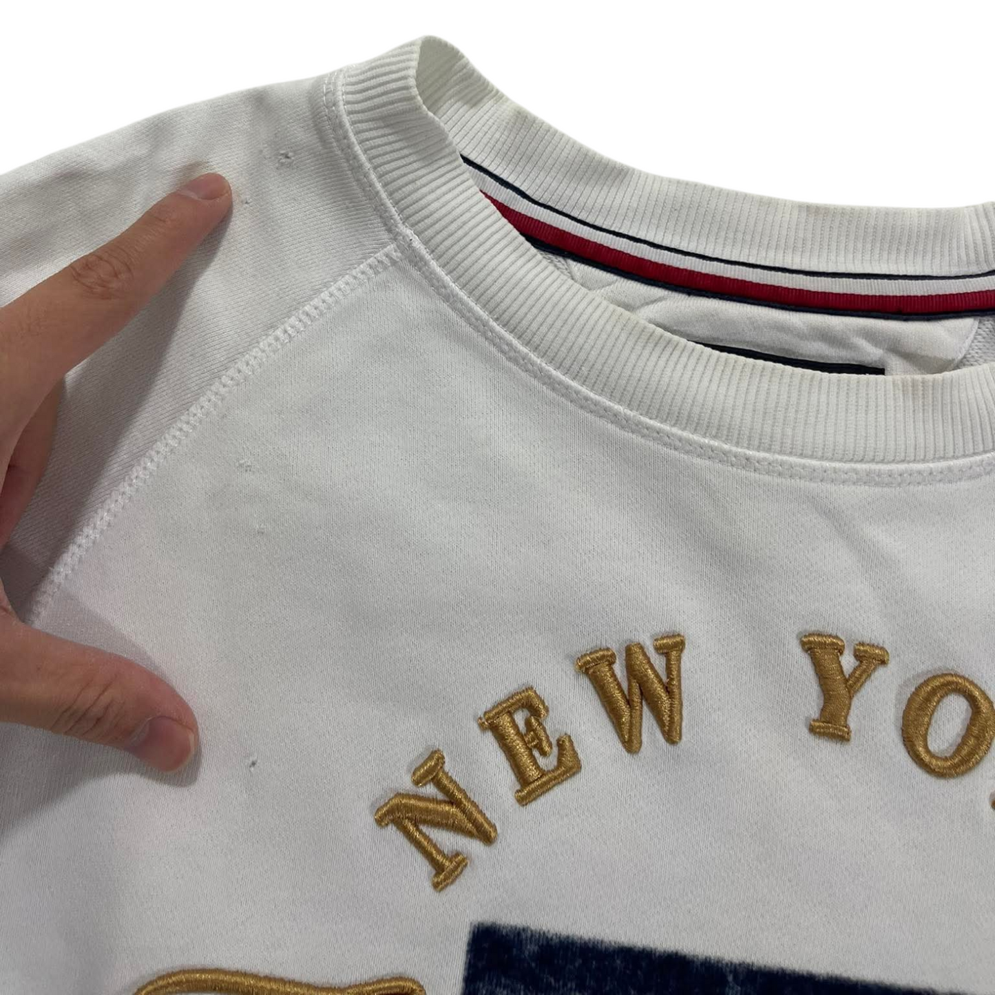 VINTAGE EMBROIDERED TOMMY HILFIGER WHITE CREWNECK SWEATSHIRT (M)