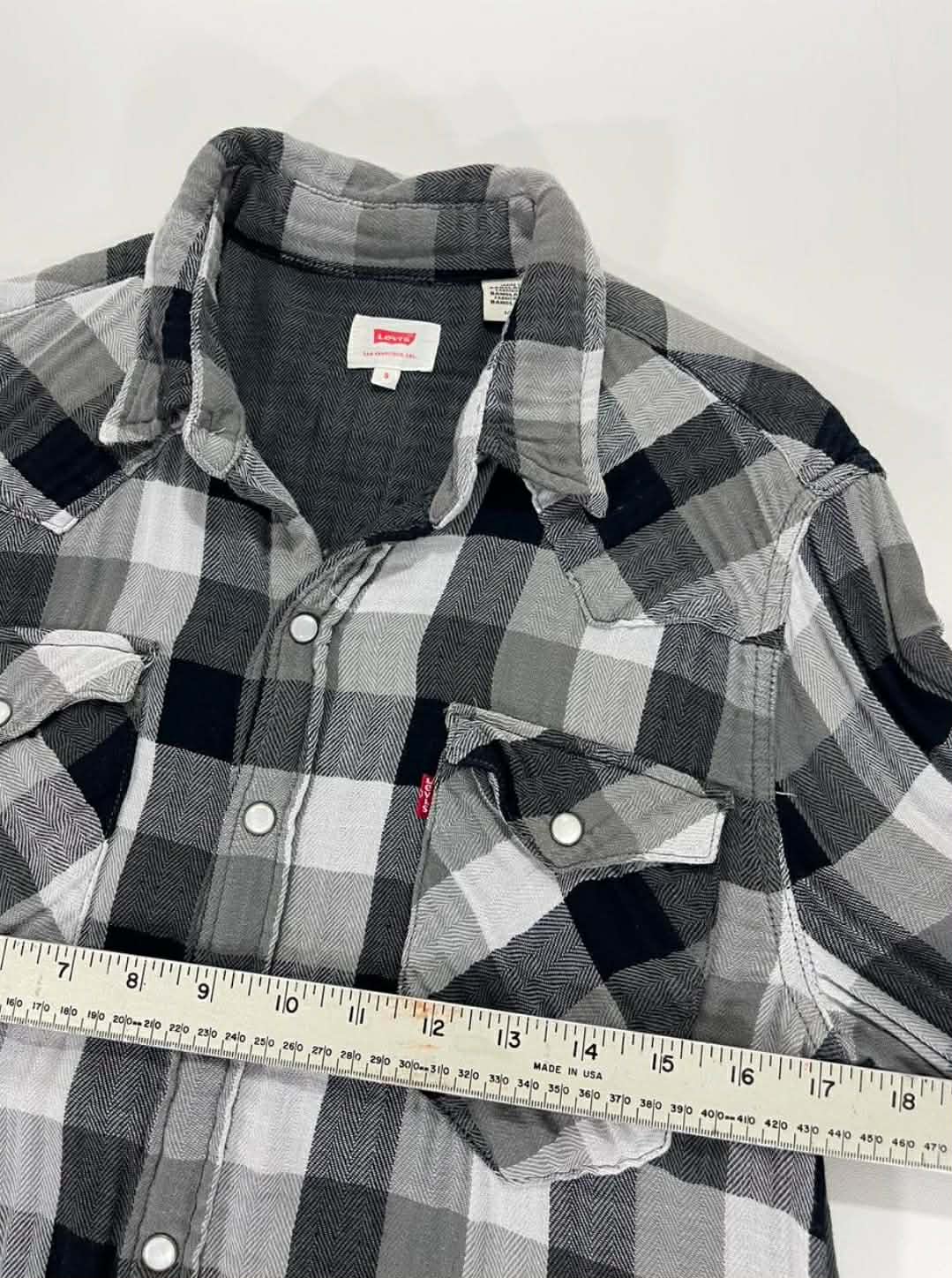 VINTAGE LEVI'S BLACK & WHITE PLAID BUTTON-UP SHIRT (M)